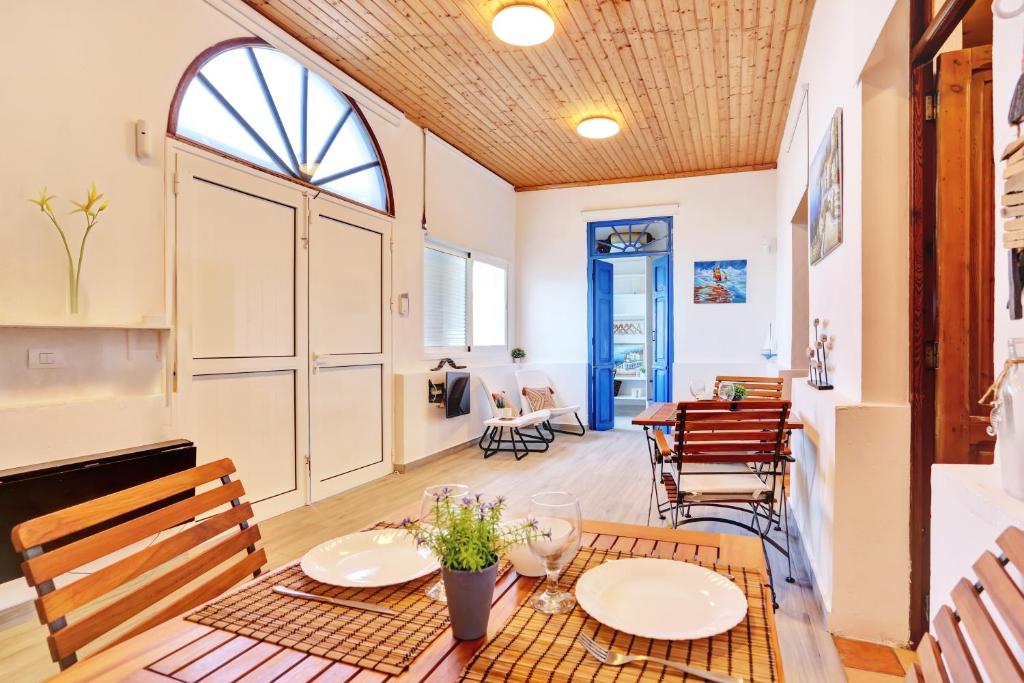 La Casa del Capitán - dining-room-arched-window-blue-door